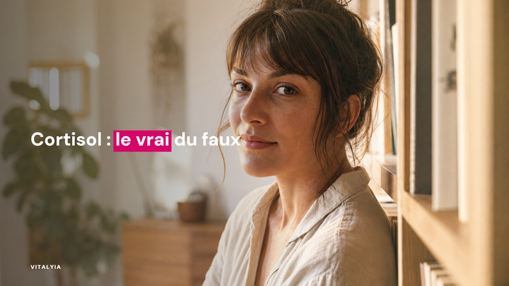 Femme souriante dans une pièce lumineuse avec des étagères et une plante en arrière-plan