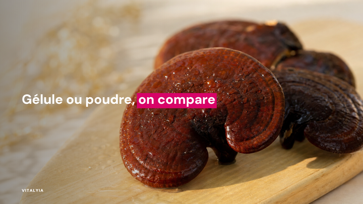 Gros plan de champignons reishi vernissés sur une planche en bois.