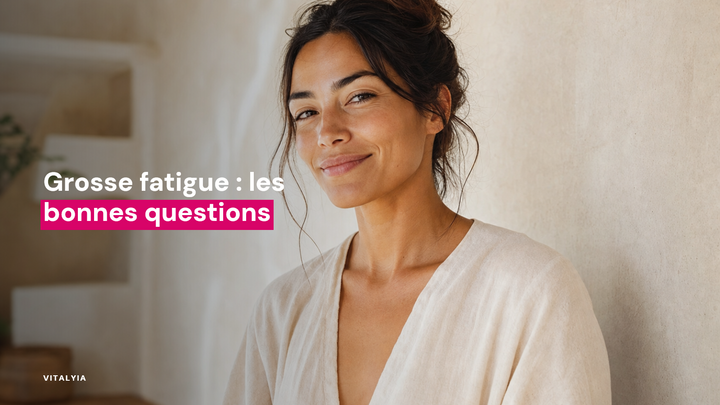 Femme souriante en gros plan devant un mur clair