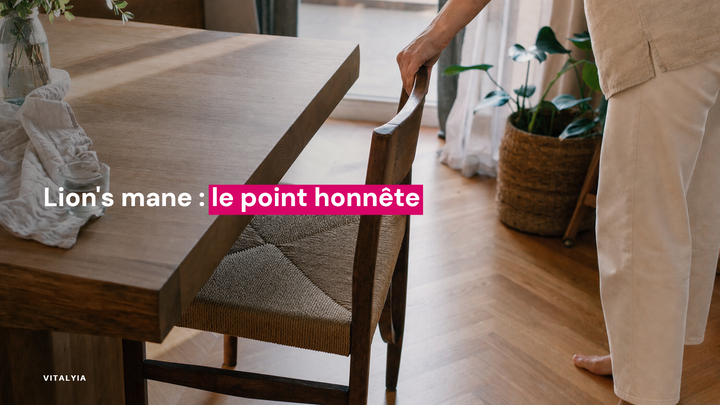 Une personne ajuste une chaise en bois près d'une table avec un verre et un vase