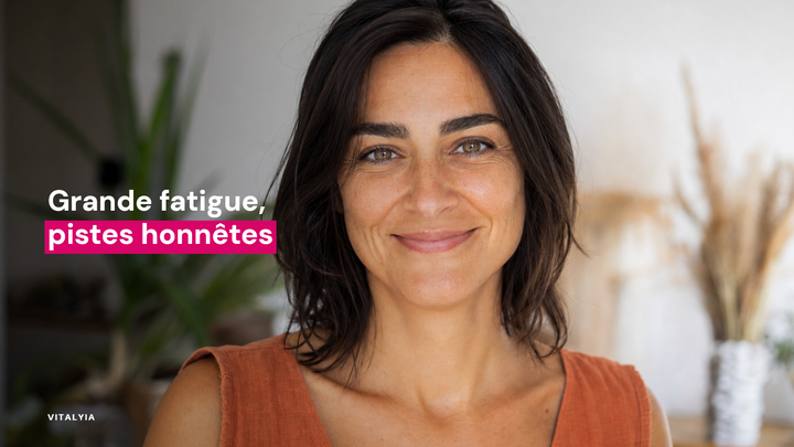 Une femme souriante en gros plan avec un fond flou de plantes et de décorations naturelles