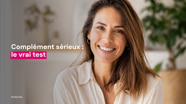 Femme souriante en chemise blanche devant un fond flou avec des plantes