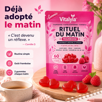 Sachet Vitalyia posé près d'une tasse de café : routine simple, goût framboise, 2 gummies chaque matin